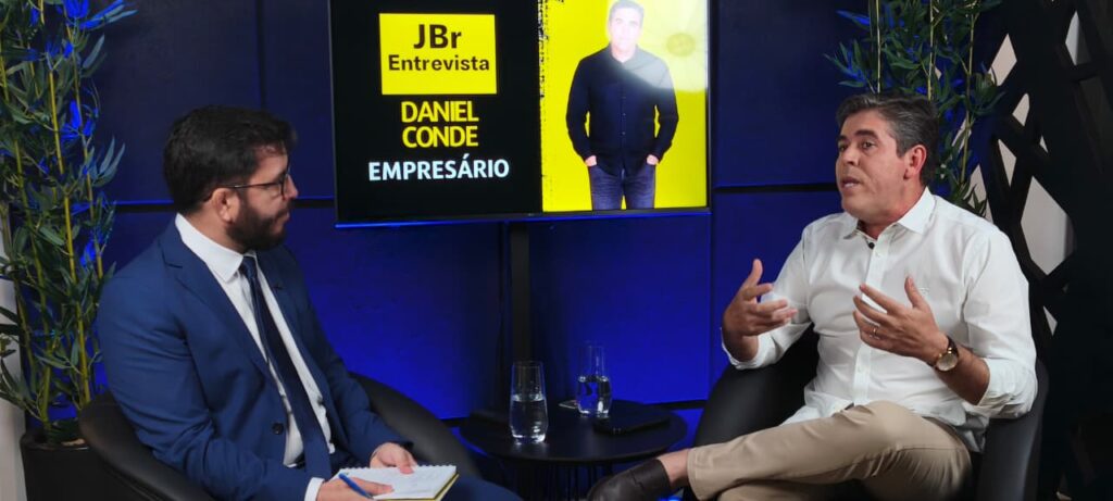 Daniel Conde conversa com o entrevistador no estúdio do JBr Entrevista